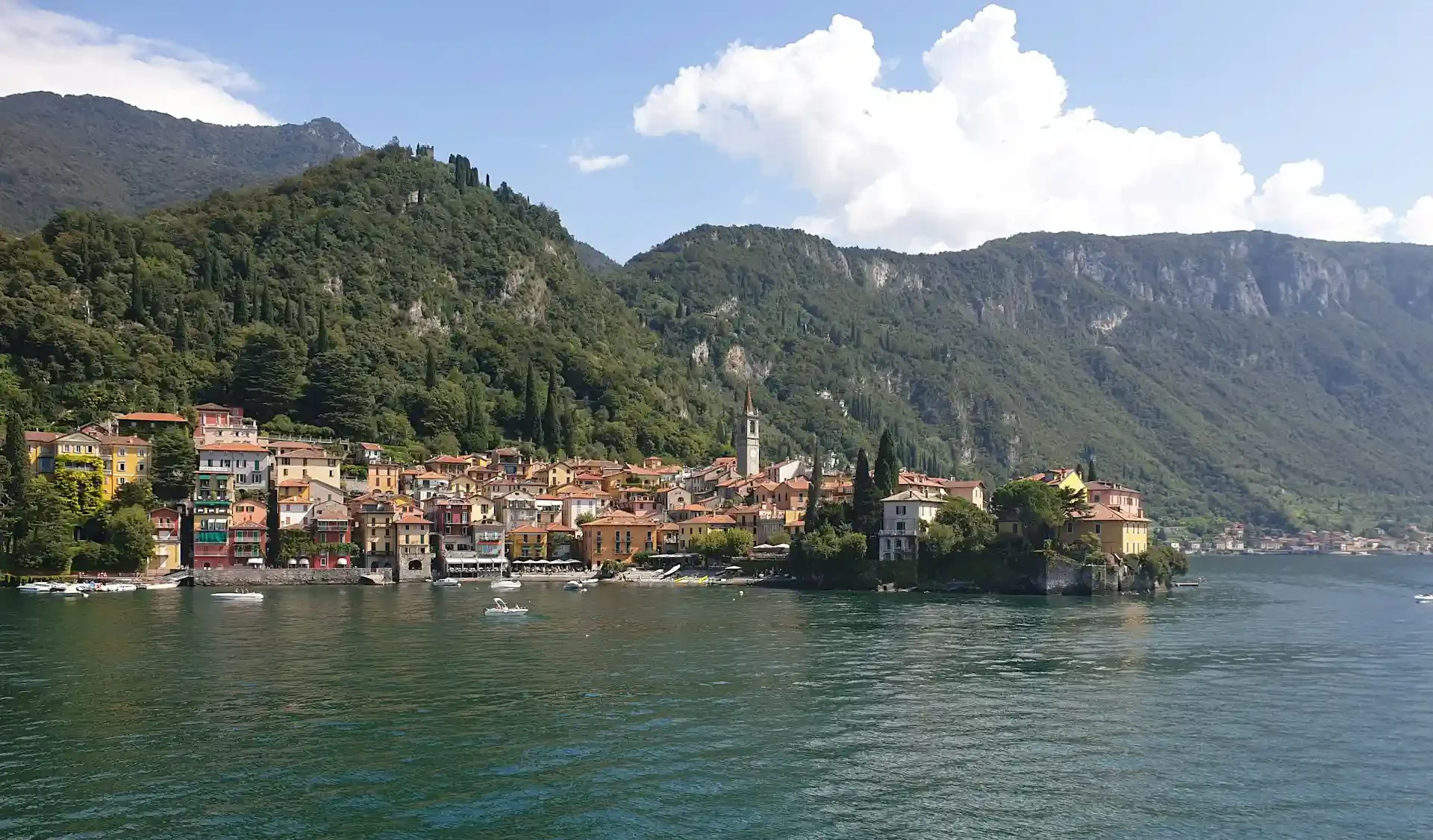 Nell'immagine, una panoramica del lago di Como.