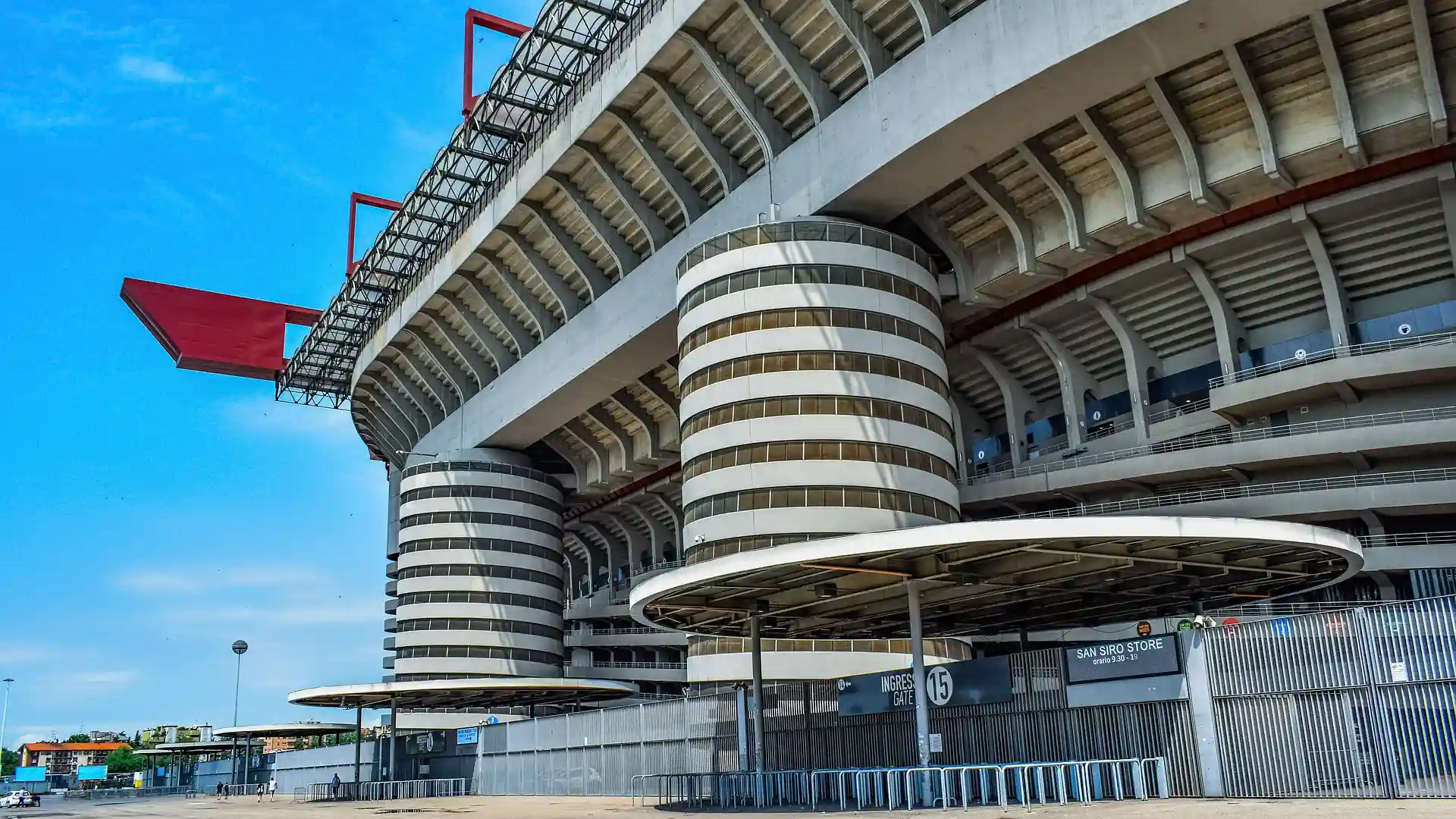 Nell'immagine, un dettaglio dell'esterno dello stadio San Siro a Milano